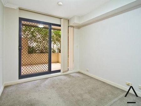 Conveniently Located Modern One Bedroom Apartment - Photo 2