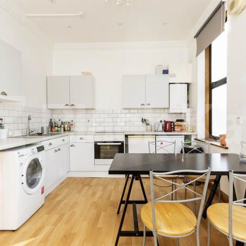 Two double bedrooms modern kitchen spacious lounge & mins to tube and shops - Photo 1