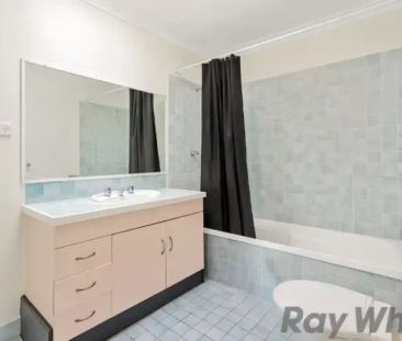 Convenient location - Photo 3