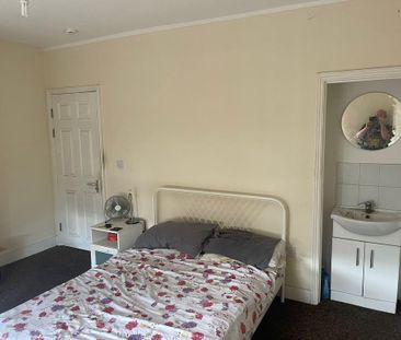 1 bedroom in a house share to rent - Photo 3