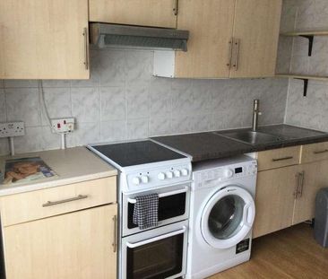 Corban Road, Hounslow, TW3 - Photo 2