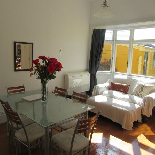 Private & sunny 2 bedroom house - Photo 1