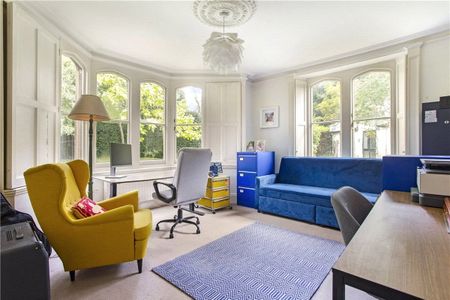 A stylish period house located close to the town centre and delightful countryside walks. - Photo 3