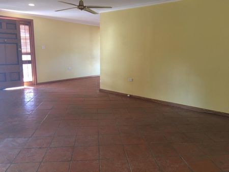 Spacious 3 bedroom home with large back yard. - Photo 3