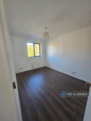 4 bedroom semi-detached house to rent - Photo 4