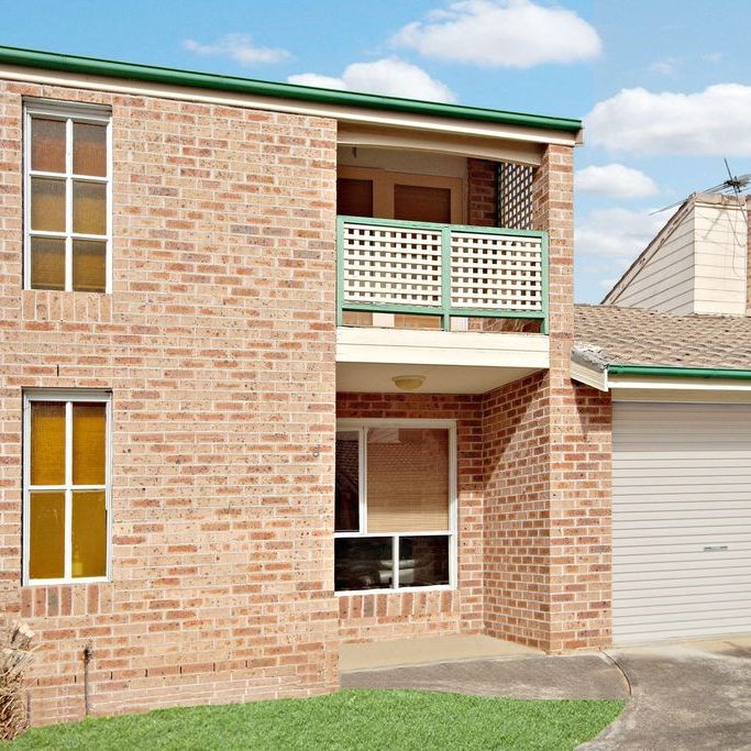 Spacious full brick townhouse - Photo 1