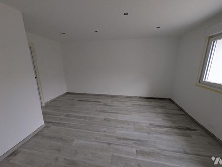 Sur la place, maison rénovée avec prestations de qualité et à haute performance énergétique. Ce... - Photo 5