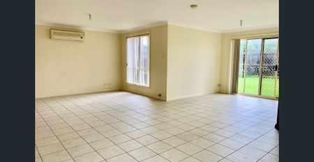 SPACIOUS FAMILY HOME IN A PRIME LOCATION - Photo 3