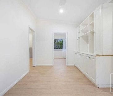 Charming Cottage In Central Location - Photo 4