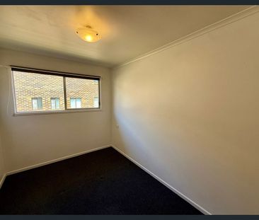 Neat & Tidy Two Bedroom Unit in Prime Burleigh Heads Location - Photo 4