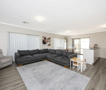 Stylish, Spacious & Seconds from the Sea - With Rear Roller-Door Ac... - Photo 5