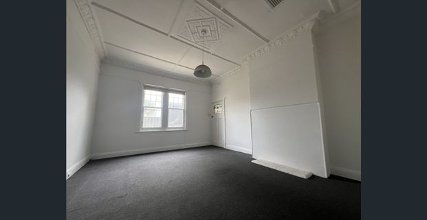 Charming Character Home – 3 Bedrooms, Separate Living, 2 Carparks - Photo 1