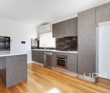 Two bedroom home, prime location! - Photo 1