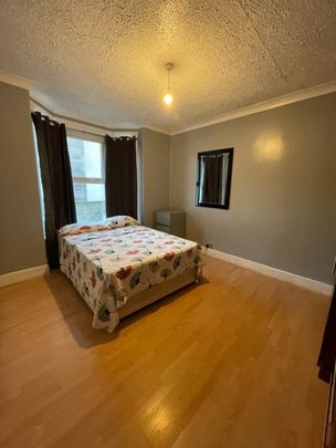 Room in a Shared House, Albert Square, E15 - Photo 1
