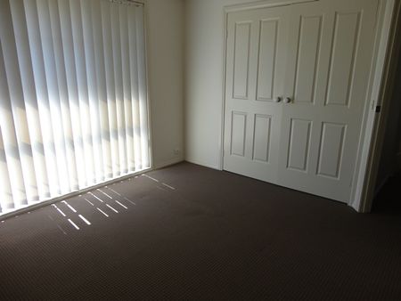 Ideally situated 3 bedroom Townhouse! Walk to Pascoe Vale Railway Station - Photo 3