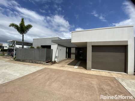 Located in a small private complex - Photo 2