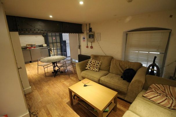 4 bedroom flat to rent - Photo 1