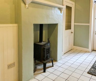 2 bedroom ground floor flat to rent - Photo 2