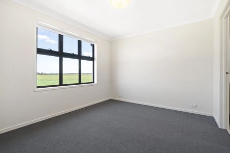 Brand New Modern & Stylish Townhouse in the Grand Central Estate Tarneit! - Photo 3