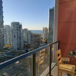 Two Bedroom Water View Yaletown Unit - Photo 2