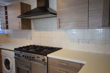 3 bedroom end of terrace house to rent - Photo 3