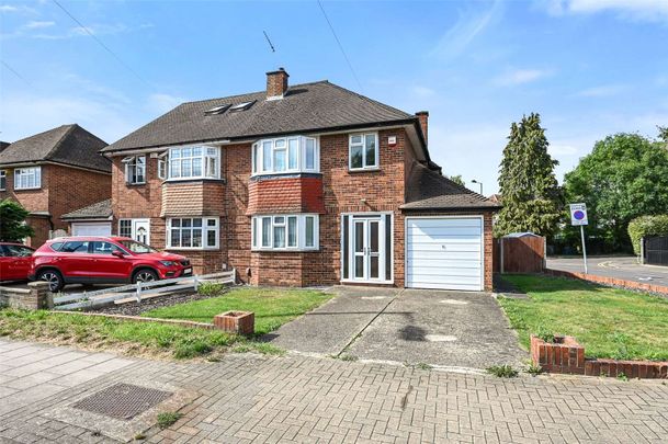 A very well presented and sought after three semi-detached house. Available now and offered unfurnished. - Photo 1