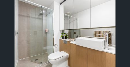 Peaceful Courtyard Retreat in a Vibrant Urban Setting - Photo 5