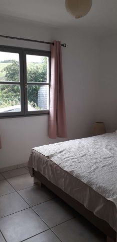 Location Maison 5 pièces 160m² ST GILLES LES HAUTS 97435 - Photo 2