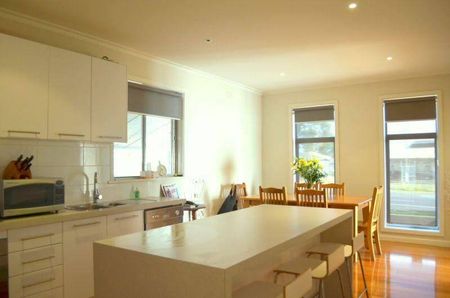 Great Location Walking Distance To CBD. - Photo 4