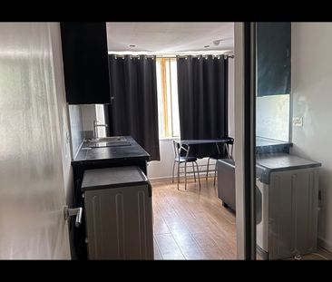Studio Flat, Wellington St, LS1 - Photo 3
