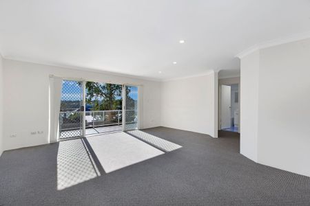 Oversized, Two Bedroom Apartment with Air-Conditioning - Photo 4