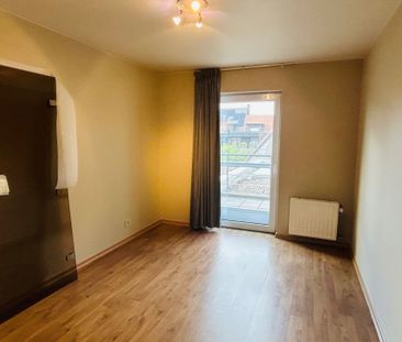 Ruim appartement met: 2 slaapkamers, terras en autostaanplaats - Photo 5