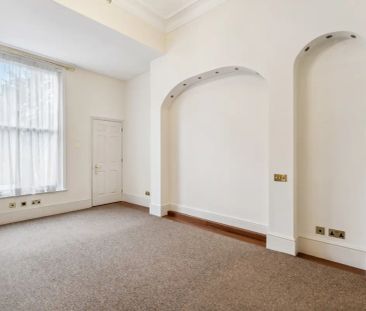 3 bedroom flat in London - Photo 3