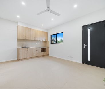 Lovely low-set unit, one bedroom with two living spaces - Photo 2