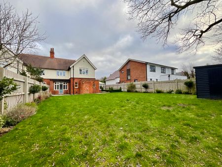 4 bedroom Semi-Detached House to let - Photo 2