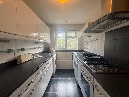 3 bedroom flat to rent - Photo 4