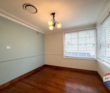 Charming Three Bedroom Home - Ducted Air - Large Entertaining Areas - Photo 2