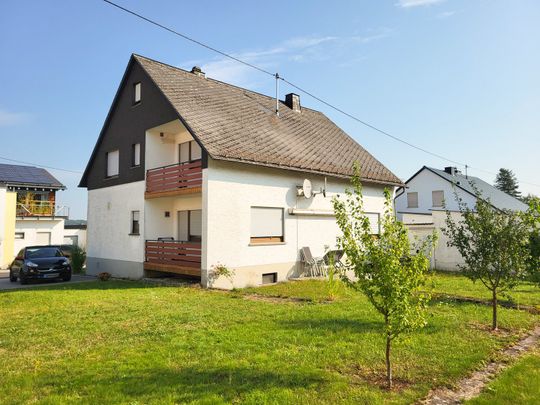 Neuwertige teilmöblierte Dachgeschosswohnung in Nentershausen mit Balkon! - Photo 1