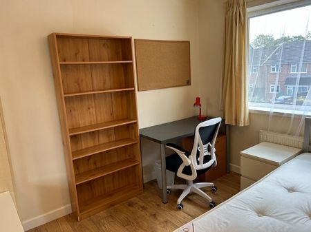 4 bedroom semi-detached house to rent - Photo 3