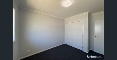 Stunning Large 4 Bedroom Home in Huntlee! - Photo 4