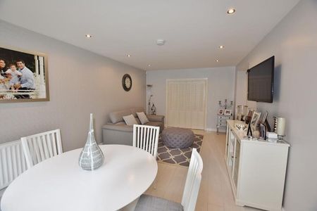 Crabtree Avenue, Hale Barns - Photo 3