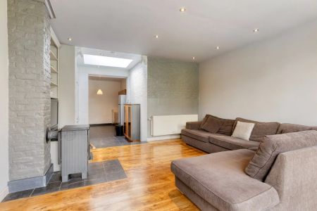 Goed gelegen woning met 3 slaapkamers en 2 badkamers in een rustige straat- bewoonbare oppervlakte 151 m² - Foto 2