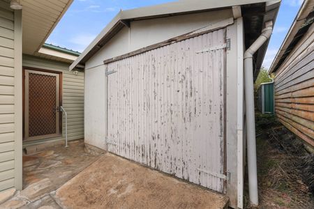 Air-Conditioned Four-Bedroom Family Home with Gas Cook-Top and Two Bathrooms! - Photo 2