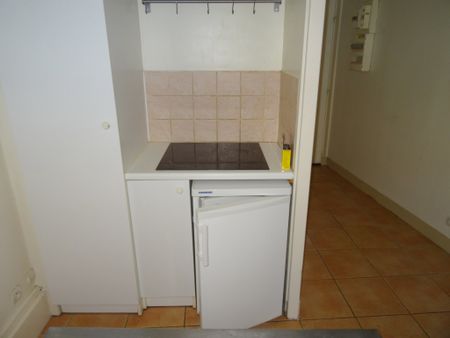 Location Appartement 1 pièce 26m² FONTAINEBLEAU 77300 - Photo 3