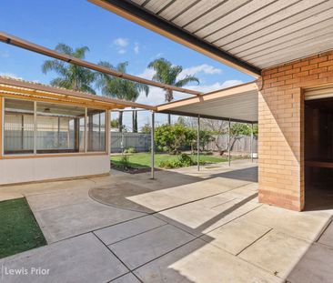 Located in Sought After Suburb - Neat & Tidy Family Home - Photo 6