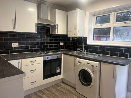 2 Bed Flat, Saint Albans Road, IG3 - Photo 3