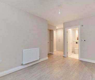 Croft Road, Godalming, Surrey, GU7 - Photo 2