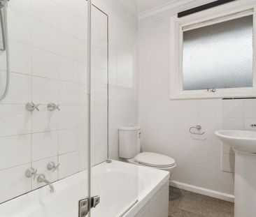 Stylish Coastal Living Just 600 Metres from the Beach - Photo 3