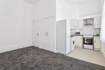 Raised ground floor studio flat in a great location - Photo 5