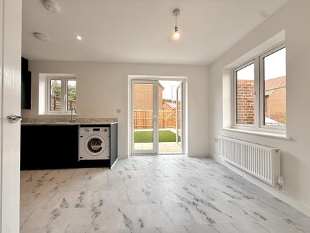 3 bedroom semi-detached house to rent - Photo 2